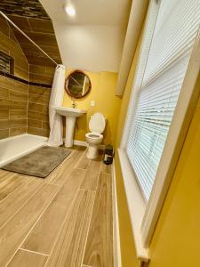 a bathroom with a toilet and a sink at State line Escape 4 Bedroom 3 bathroom in Hammond +33 photos