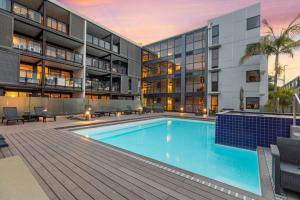 Bazén v ubytování Top Floor Mount Central Apartment with Pool & Spa nebo v jeho okolí