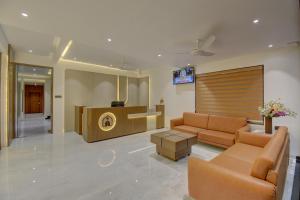 TV a/nebo společenská místnost v ubytování Hotel Stay Divine, Shirdi