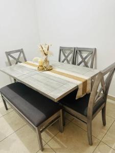 ein Holztisch und eine Bank mit Tisch und Stühlen in der Unterkunft Casa completa en fraccionamiento privado San Jerónimo Coatepec in Coatepec + 9 Fotos