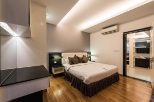 1 dormitorio con 1 cama extragrande y espejo en Naki Suites @ Silvertown, en Phnom Penh 204 fotos más