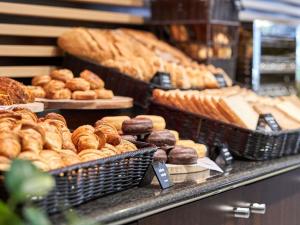a bakery with lots of different types of bread at Ibis Madrid Calle Alcalá in Madrid