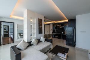 una sala de estar con un sofá y una mesa en Naki Suites @ Silvertown, en Phnom Penh