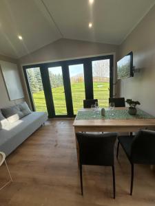 Postel nebo postele na pokoji v ubytování Całoroczne domki przy polu golfowym Gorko Golf & Country `Club