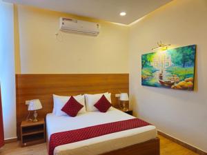 Un dormitorio con una cama y un cuadro en la pared. en The Retreat, en Mirzāpur 68 fotos más