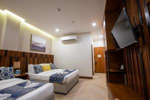 TV a/nebo společenská místnost v ubytování Alima ARQ Beach Resort