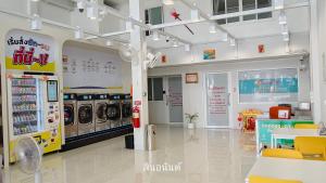 バンバンセーンにあるสินอนันต์ อพาร์ทเม้นต์Sinanan apartmentの洗濯機と乾燥機を備えたランドリールーム