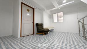 バンバンセーンにあるสินอนันต์ อพาร์ทเม้นต์Sinanan apartmentのドア付きの部屋に座る黒い椅子 +8枚の写真