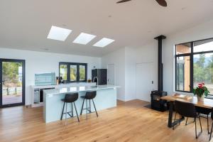 カイテリテリにあるKokomeaのテーブルと椅子のあるキッチンとダイニングルーム