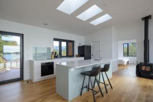 カイテリテリにあるKokomeaの部屋にカウンターとスツールがあるキッチン +13枚の写真