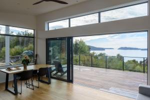 カイテリテリにあるKokomeaのリビングルーム(テーブル、椅子、大きなガラス窓付)