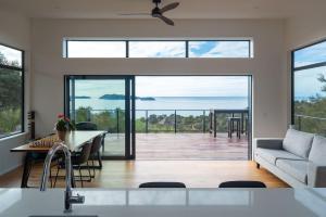 カイテリテリにあるKokomeaのキッチン、海の景色を望むリビングルーム