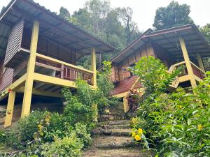une maison avec un escalier qui y mène dans l'établissement Mama's Bungalows Koh Chang Ranong, à Koh Chang Ranong