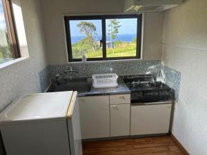 Una cocina o cocineta en 山頂のコテージオーシャンビュー今帰仁