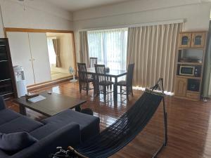 Posezení v ubytování 山頂のコテージオーシャンビュー今帰仁