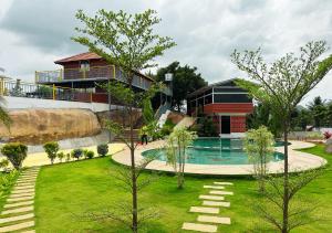 Piscina de la sau aproape de Vanasiri Resort by Travent Mug