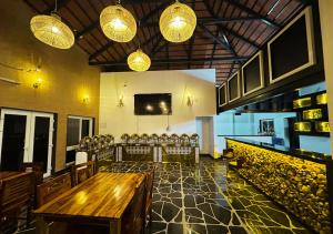 O zonă de relaxare la Vanasiri Resort by Travent Mug