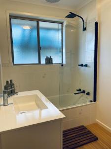 a bathroom with a sink and a bath tub at Sorell Gateway Villa in Sorell +7 photos
