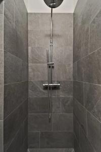 y baño con ducha de azulejos grises. en Attic Lake View with Free Parking, en Silvaplana 15 fotos más