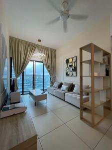 TV a/nebo společenská místnost v ubytování Reizz Residence By Sweet Home