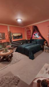 リトムニェジツェにあるPension Relaxのベッドルーム(緑のベッド1台、ソファ付)