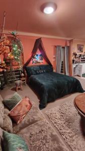 リトムニェジツェにあるPension Relaxのベッドルーム(黒いベッド1台、ソファ付)