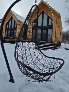 TsemiEiffel Bridge的房子前雪地里的一把金属椅子