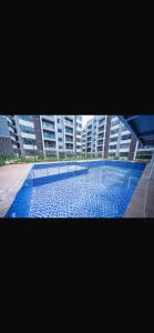 思由基茅Taurus residences B2-9 near JKIA , SGR and expressway transit stay的大楼前游泳池的景色