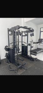 思由基茅Taurus residences B2-9 near JKIA , SGR and expressway transit stay的一个房间里有几台跑步机的健身房