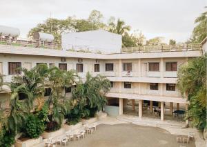 - une vue sur l'extérieur d'un hôtel avec des palmiers dans l'établissement Royale Heritage, à Nashik