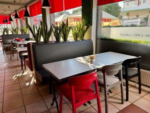 een eetkamer met tafels, stoelen en planten bij Ibis Katowice - Zabrze in Zabrze