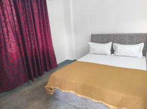 En eller flere senge i et værelse på Hotel Orchid Residency + 2 billeder