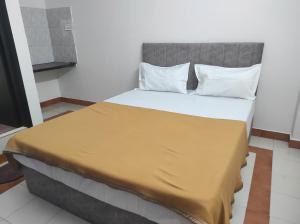 En eller flere senge i et værelse på Hotel Orchid Residency