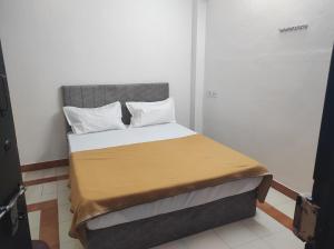 En eller flere senge i et værelse på Hotel Orchid Residency