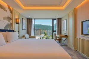 Nespecifikovaný výhled na hory nebo výhled na hory při pohledu z hotelu