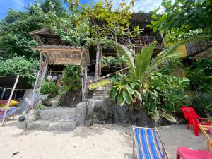 a house on the beach with a bunch of chairs at maylamean bungalows kohchang in Ban Khlong Son