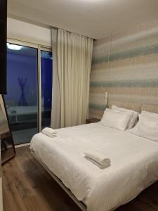 Ένα ή περισσότερα κρεβάτια σε δωμάτιο στο בראון 42 סוויטת גן 2 חדרים עם גקוזי מפנק במרפסת