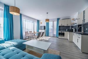 金沙Beach Front Suites SEAVIEW BG的客厅里有一张蓝色的沙发和一张桌子