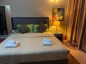 a bedroom with a large bed with two pillows at Pickyard Guest House in Phumĭ Prêk Chrey