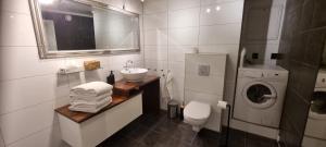 Un baño con lavabo y lavadora. en Apartment centrally located in Tromsø with free parking, en Tromsø 11 fotos más