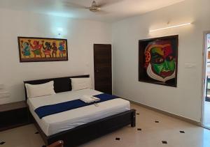 Postel nebo postele na pokoji v ubytování courtyard cafe