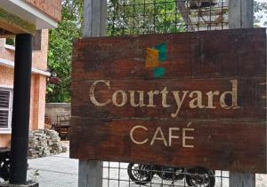 Certifikát, hodnocení, plakát nebo jiný dokument vystavený v ubytování courtyard cafe + 4 fotografie