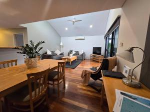 sala de estar con mesa de comedor y sala de estar en Sunset on Fearn, lovely 2 bedroom apartment, en Margaret River Town