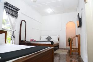 Ένα ή περισσότερα κρεβάτια σε δωμάτιο στο Peradeniya Green Mount Hotel