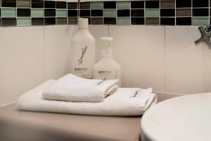 Un baño con dos toallas y botellas en la encimera. en Sunset on Fearn, lovely 2 bedroom apartment, en Margaret River Town 34 fotos más