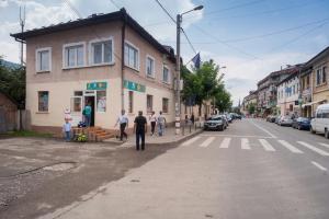 un groupe de personnes marchant dans une rue de la ville dans l'établissement Casa Fermecata, à Vişeu de Sus