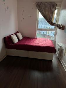 een klein bed in een kamer met een raam bij Charming Edinburgh Apartment with Electric Heating Free WiFi in Edinburgh