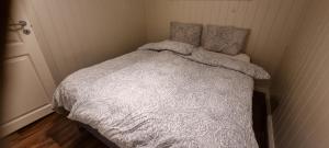 Un dormitorio pequeño con una cama en una habitación. en Apartment centrally located in Tromsø with free parking, en Tromsø