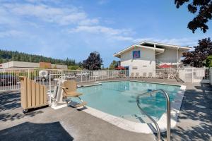 Bazén v ubytování Motel 6-Bellingham, WA nebo v jeho okolí