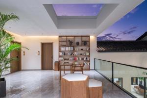 Η βιβλιοθήκη του ξενοδοχείου